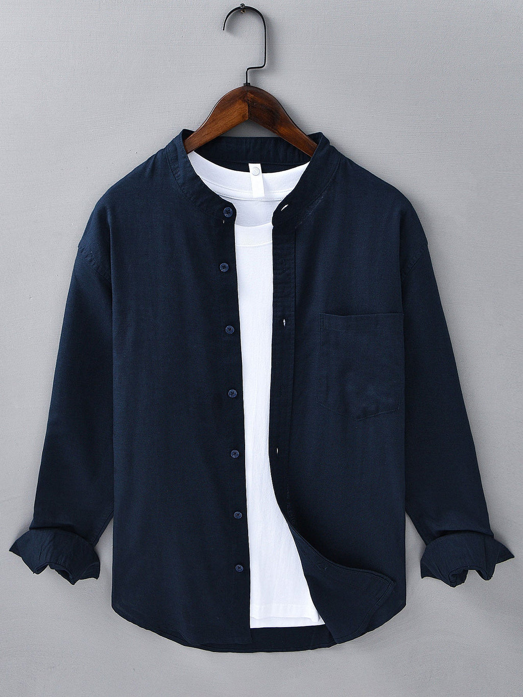 Camisa de lino y algodón con mangas largas, cuello en D y bolsillo