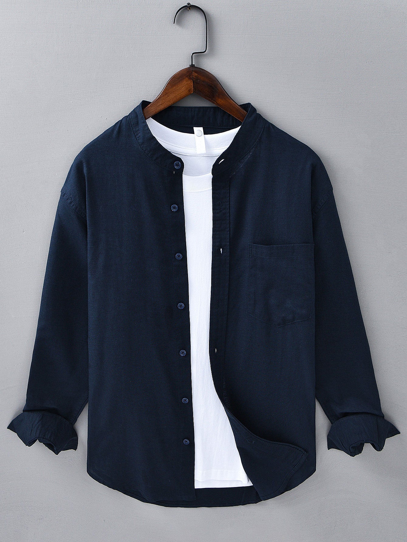 Camisa de lino y algodón con mangas largas, cuello en D y bolsillo
