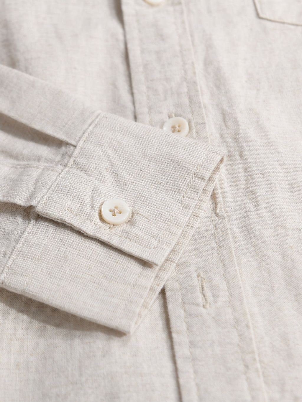 Camisa de lino y algodón con mangas largas, cuello en D y bolsillo