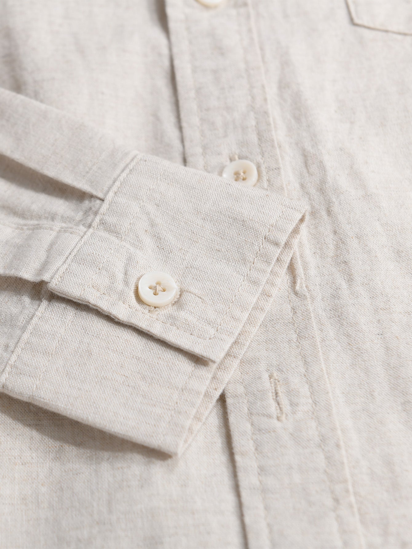 Camisa de lino y algodón con mangas largas, cuello en D y bolsillo