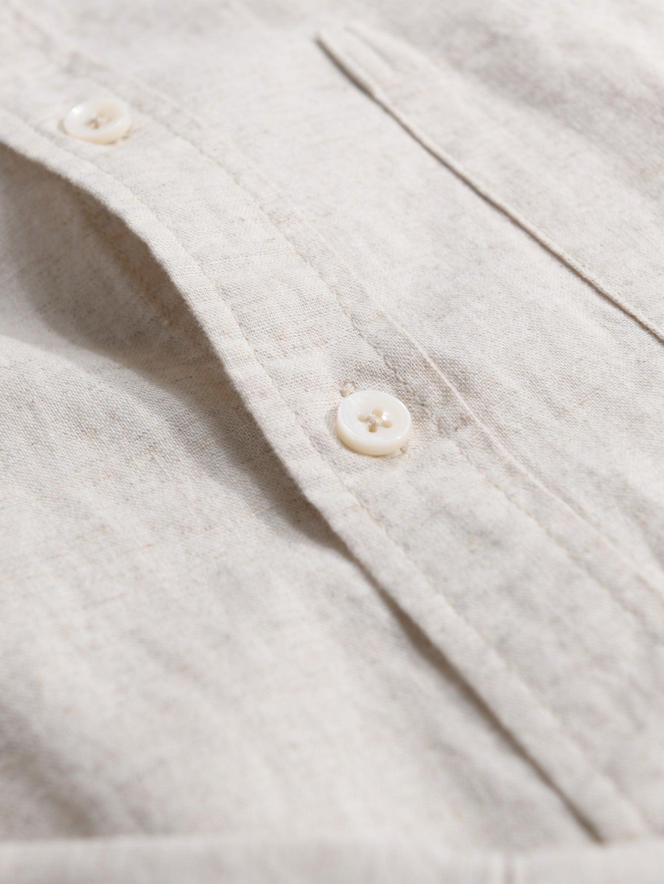 Camisa de lino y algodón con mangas largas, cuello en D y bolsillo
