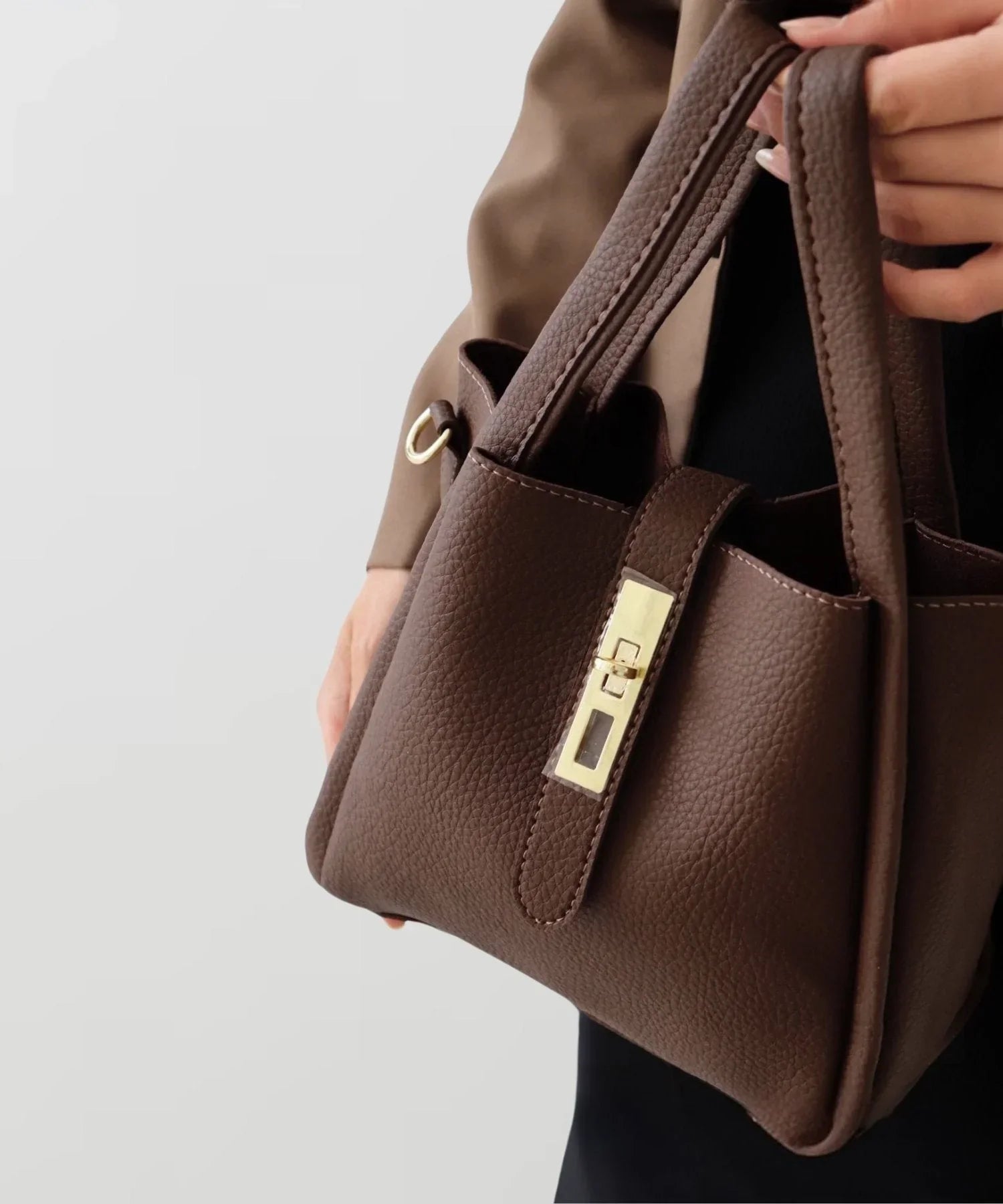 NIKA - Elegante bolso de hombro con líneas limpias y tirantes anchos
