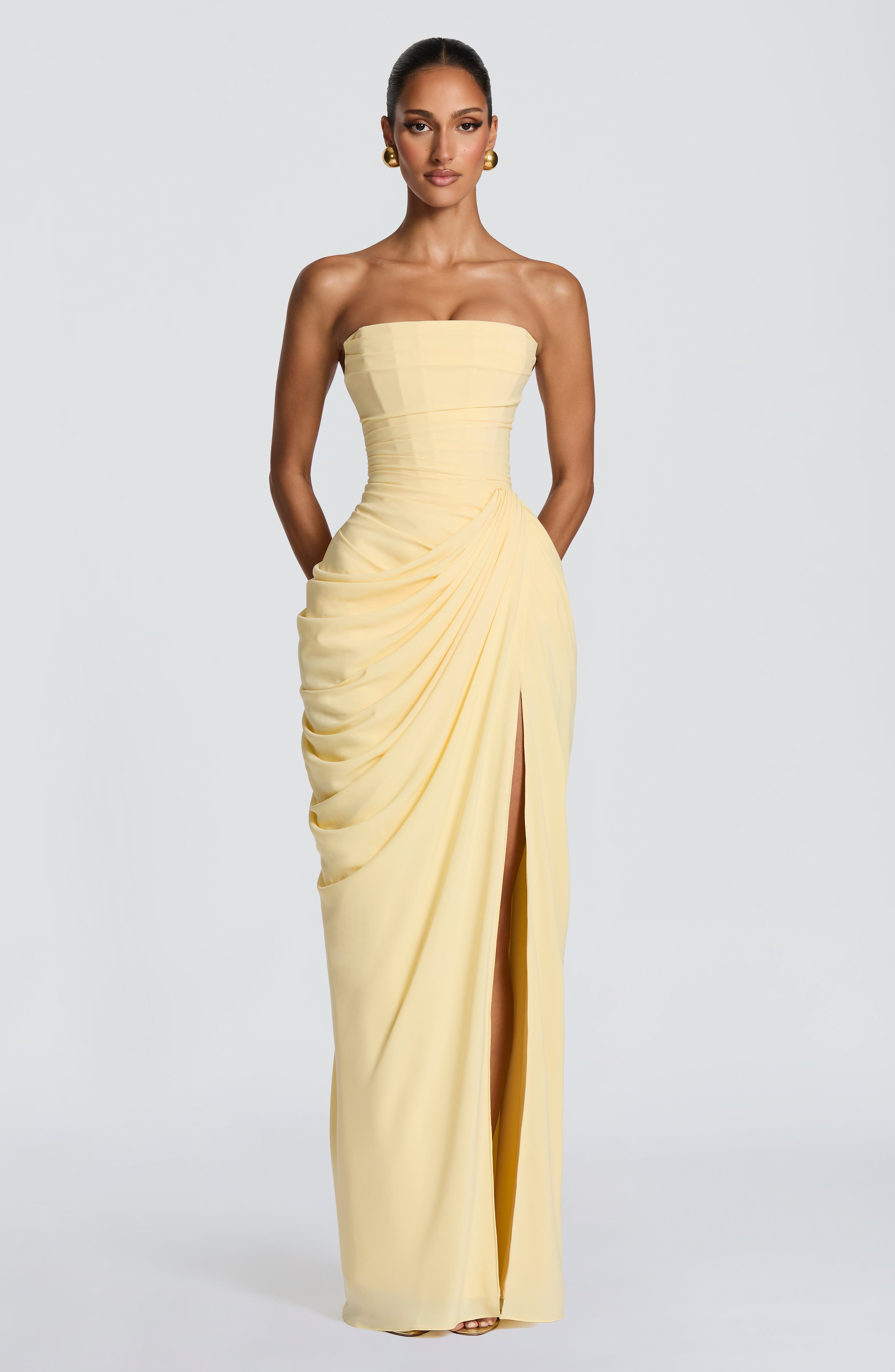HANNAH - Elegante vestido maxi con drapeado y abertura alta