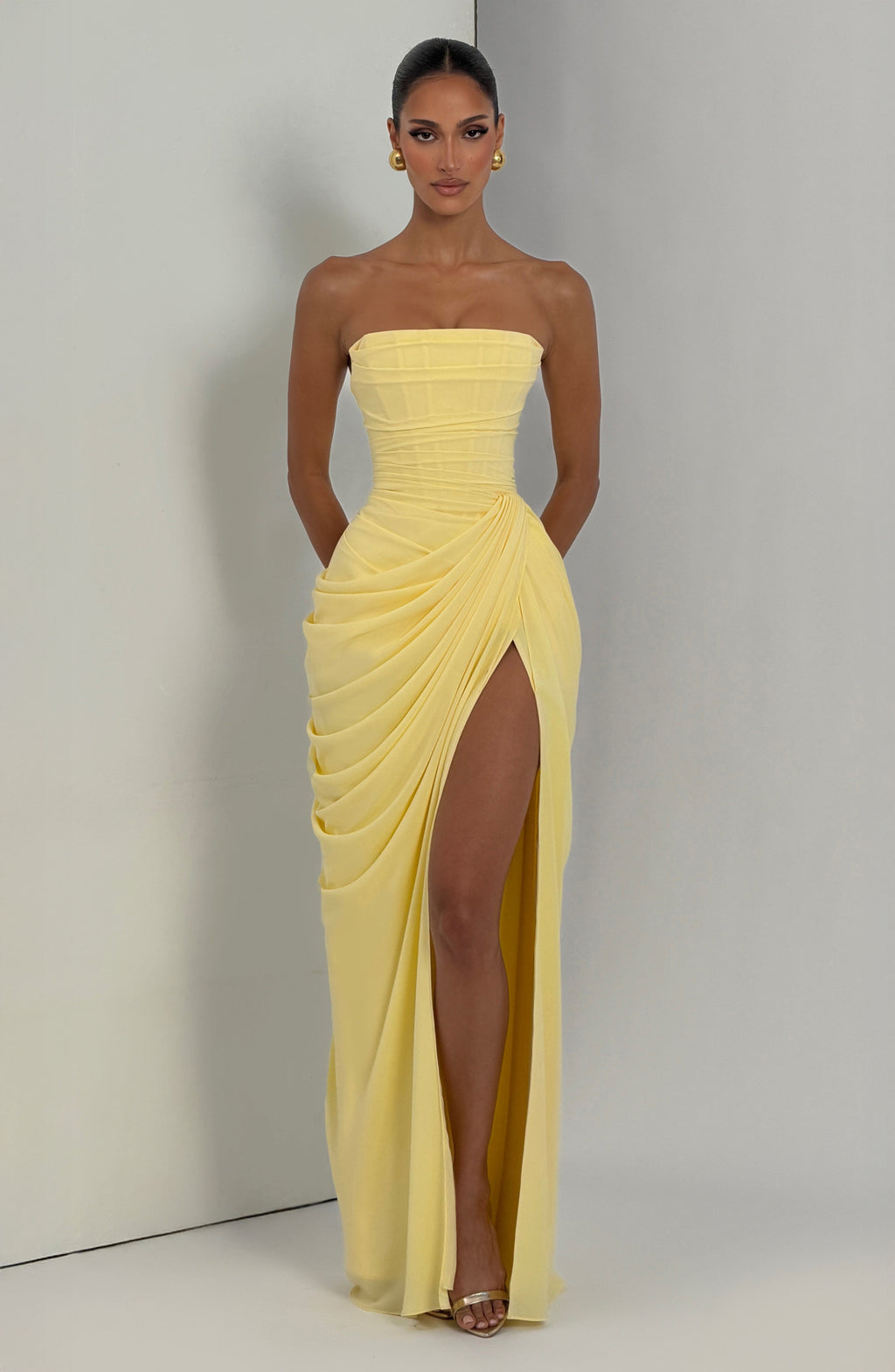 HANNAH - Elegante vestido maxi con drapeado y abertura alta