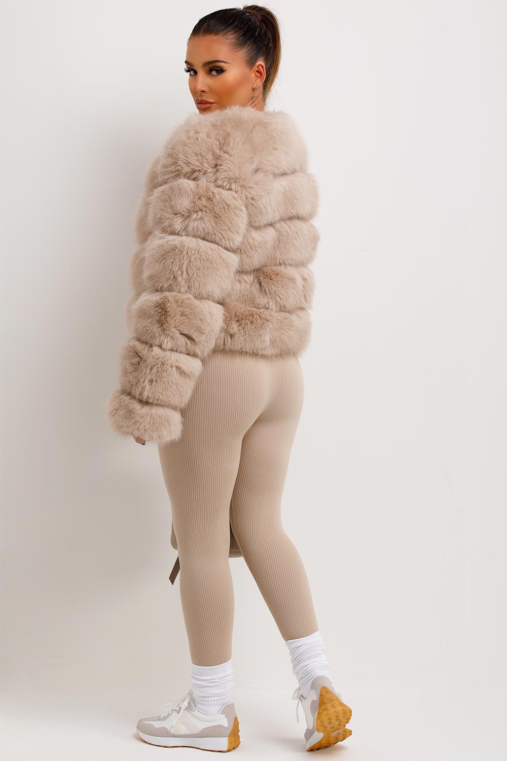 ROSIE - Chaqueta glamourosa de piel sintética